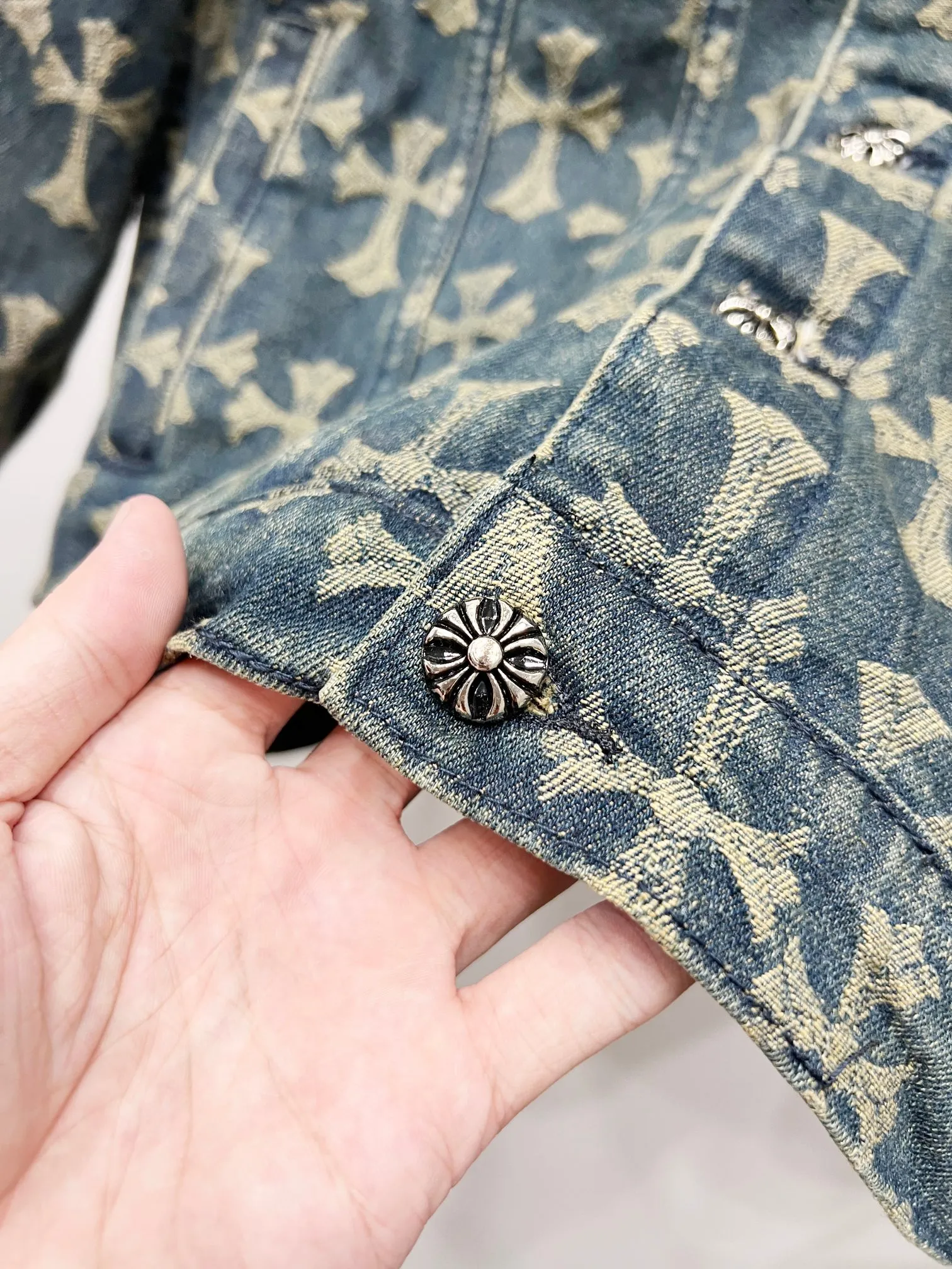 P250 Style No.: (r050) Chrome Hearts Chrome Hearts double-sided full-print LOGO jacquard dark-print heavy-duty denim jacket. The same style as the Internet celebrity star. The cross-printed denim jacket has a unique cross design element and full printing, which is full of design. It is made of 100% denim cotton fabric with heavy coarse yarn count, which ensures a stiff and tough silhouette while being soft, comfortable and breathable. The lapel is designed with silver buttons and is full of texture. The classic white cross logo is all over the dress, making it a perfect versatile style for spring and summer! Customized jacquard fabric, you can wear it in various styles. This gender-neutral shirt is a must-have for nightclubs. It can be worn as a jacket for both men and women. It can be easily worn by both men and women! The original loose version is made of high-quality pure cotton fabrics. The fabric pattern is high-definition and delicate without burrs. It is comfortable and breathable to wear. All the buttons are molded and customized. It is casual and fashionable and can be matched with any bottoms. It can be windproof and sunproof in spring and summer. It can be worn outside in autumn and winter! Easily concave shape makes you look slimmer and taller, perfect for both men and women! Style number: Color: Blue Size: S M L XL